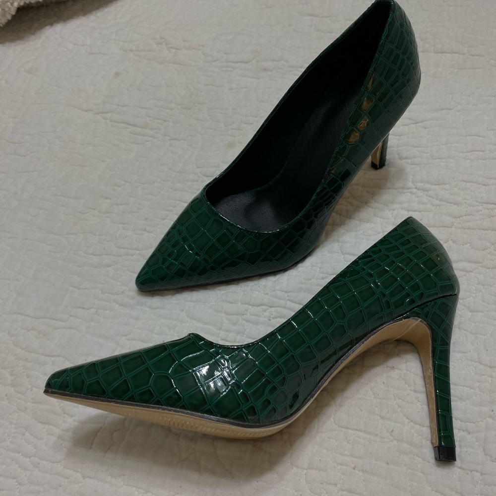 green pointed heel
